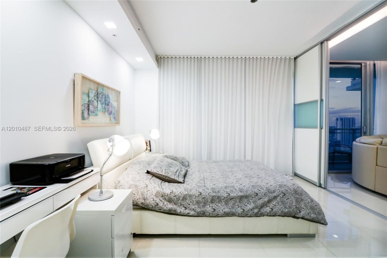 92 SW 3rd St , Unit 2808, Miami, FL 33130 Photo