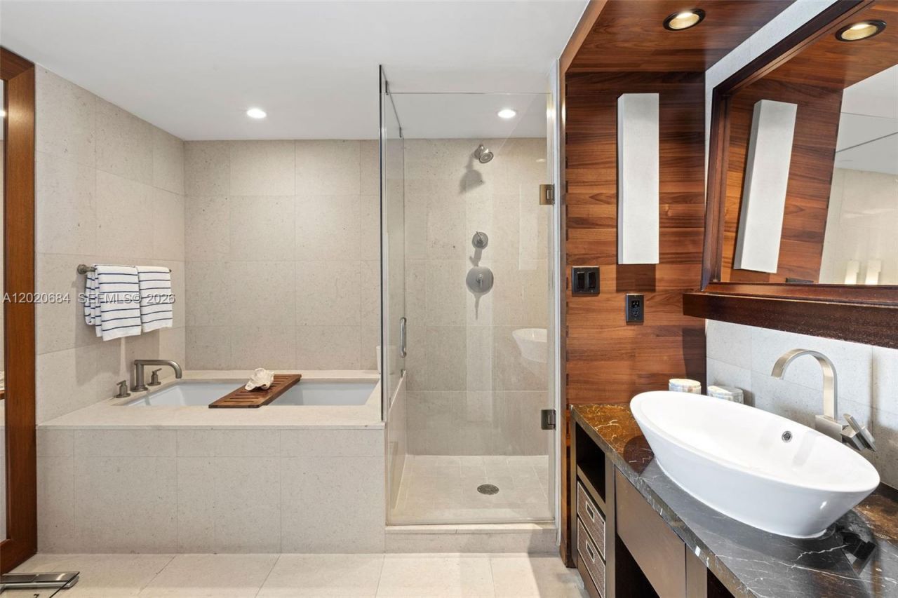 6801 Collins Ave , Unit 417, Miami Beach, FL 33141 Photo