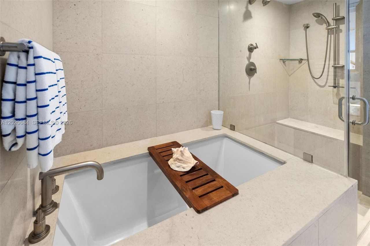 6801 Collins Ave , Unit 417, Miami Beach, FL 33141 Photo