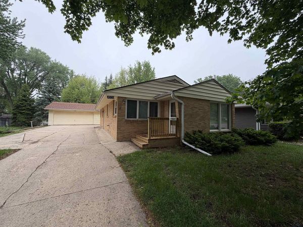 1609 E 9th Street, Sheldon, IA 51201