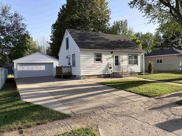 121 7TH ST SW, Sioux Center, IA 51250