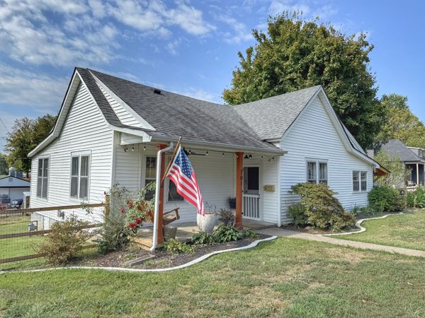 701 W 5th Street , Dickson, TN 37055