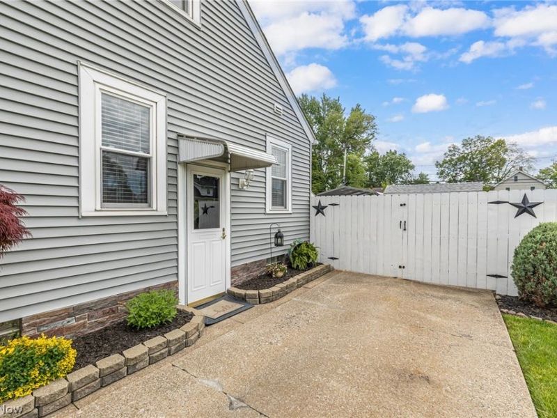 2424 E 30th Street, South Lorain, OH 44055 Photo 5