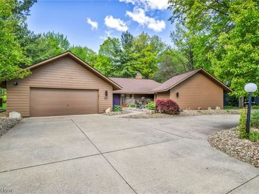 21903 Meadows Edge Lane, Strongsville, OH 44149