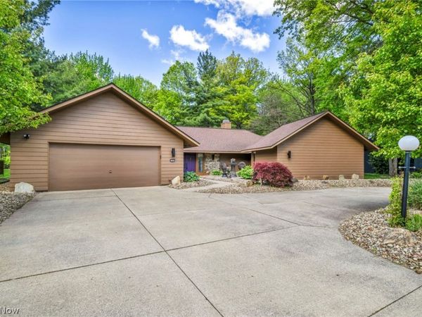 21903 Meadows Edge Lane , Strongsville, OH 44149