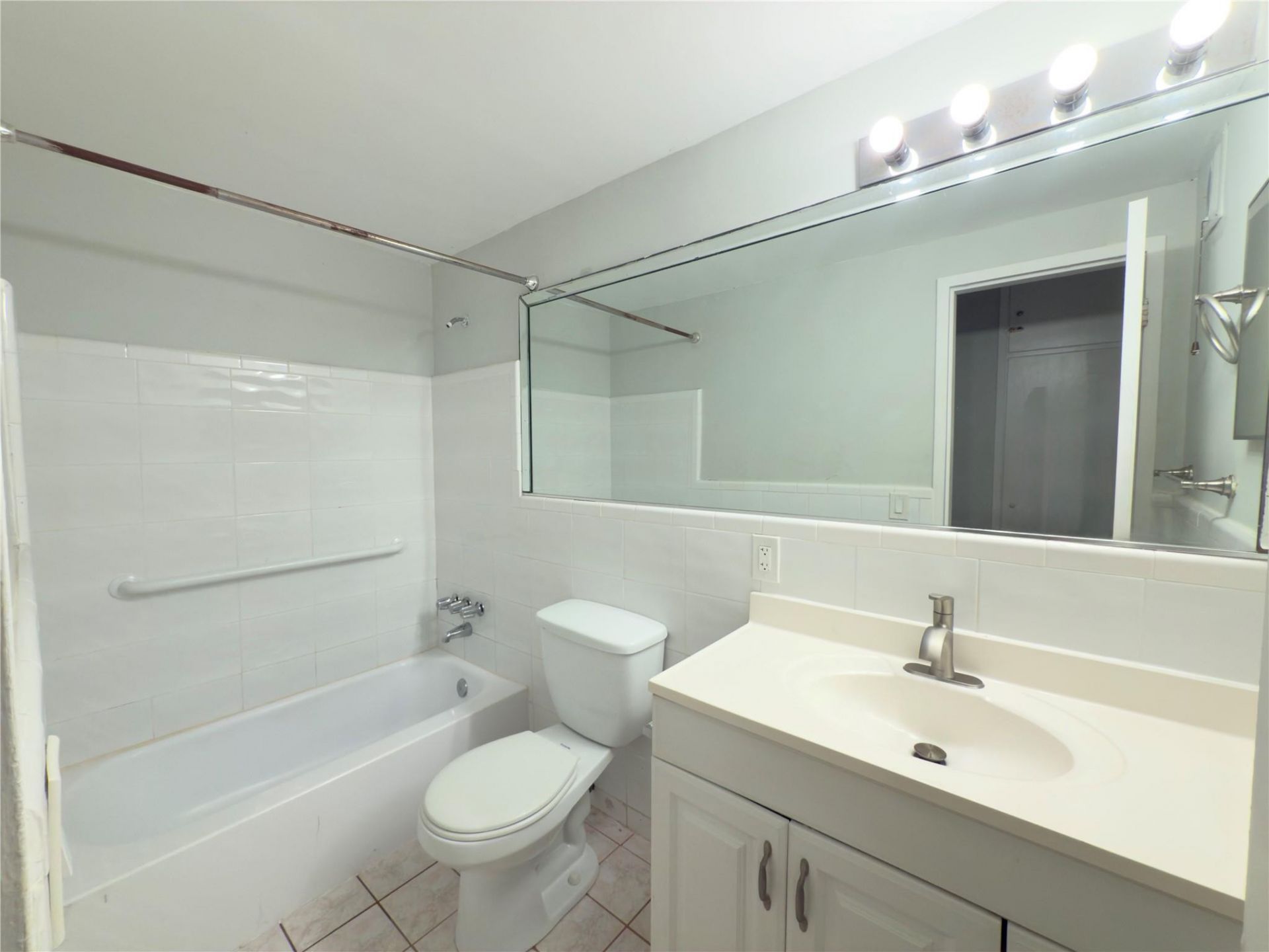 600 Layne Boulevard, Unit 117, Hallandale Beach, FL 33009 Photo