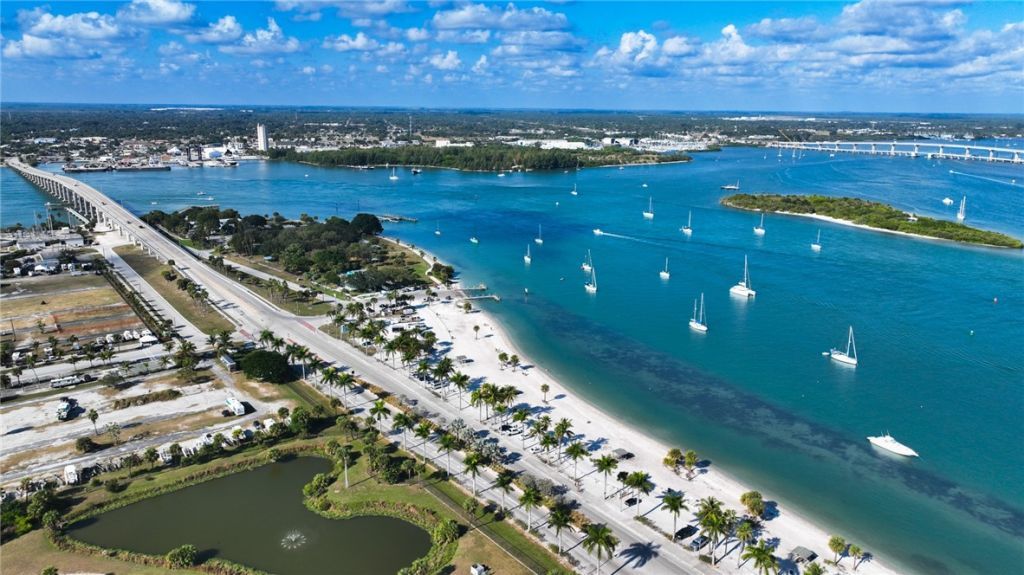 19 Harbour Isle Drive W, Unit 305, Hutchinson Island, FL 34949 Photo