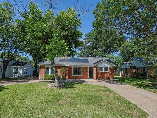 733 Thersa Drive, River Oaks, TX 76114