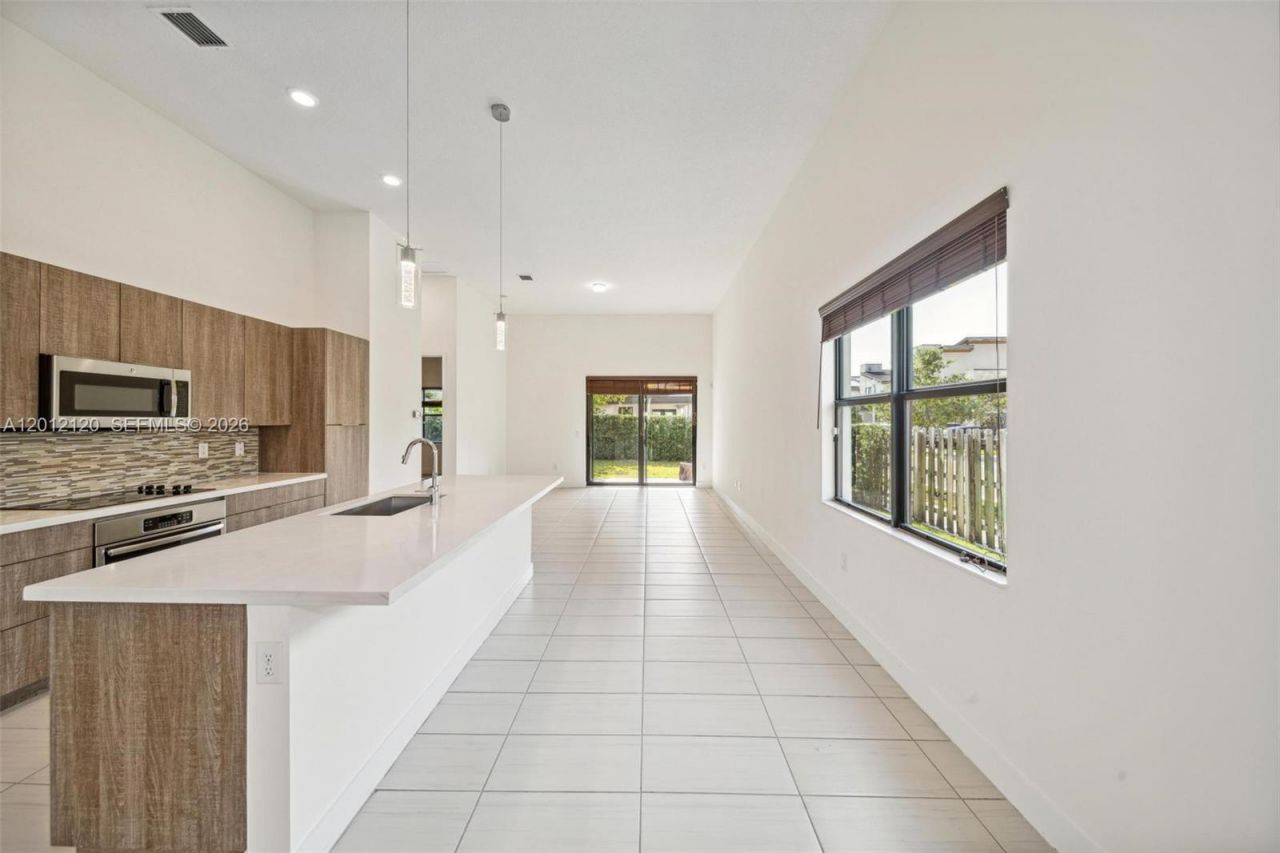 7635 NW 103rd Pl, Doral, FL 33178 Photo