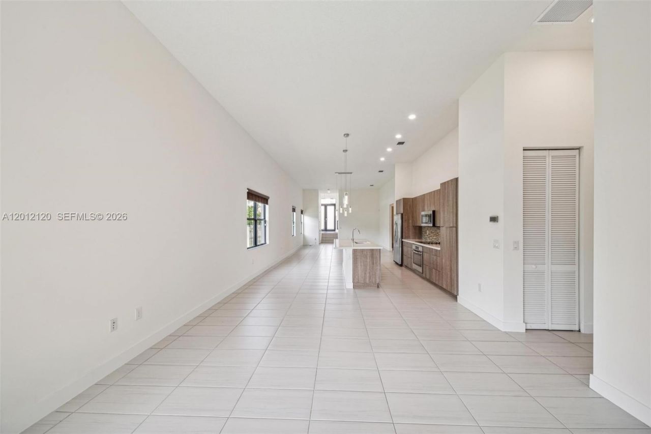 7635 NW 103rd Pl, Doral, FL 33178 Photo