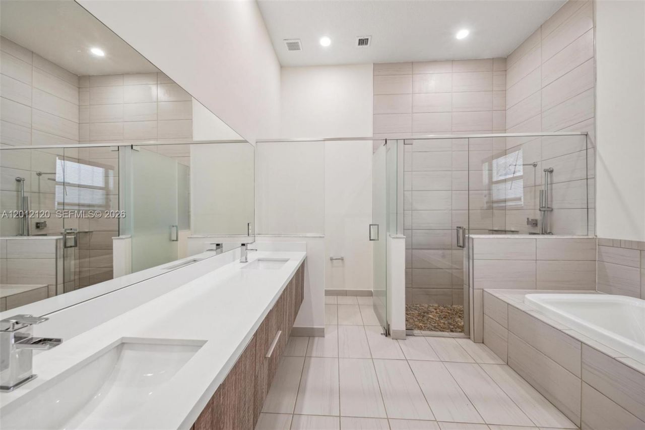 7635 NW 103rd Pl, Doral, FL 33178 Photo