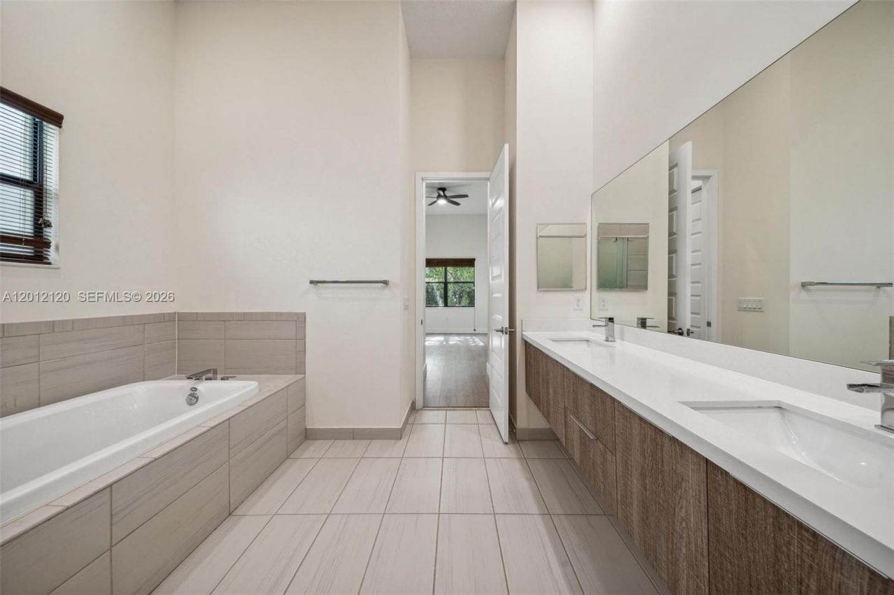 7635 NW 103rd Pl, Doral, FL 33178 Photo