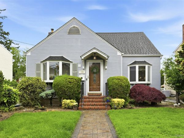 152 Collins Avenue, Williston Park, NY 11596