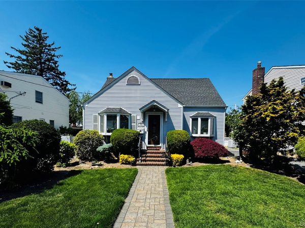 152 Collins Avenue, Williston Park, NY 11596