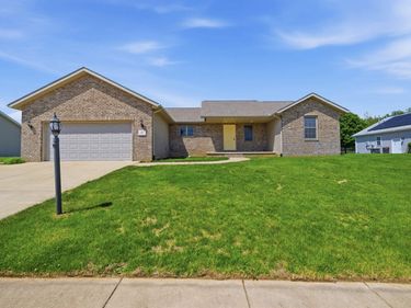 20 Ashwood Lane, Pekin, IL 61554