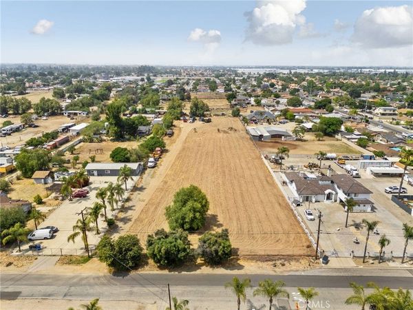 18438 Hawthorne, Bloomington, CA 92316