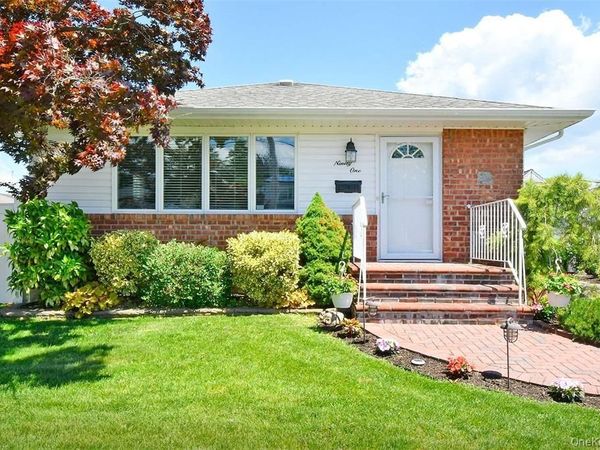91 Pollok Place , Hicksville, NY 11801