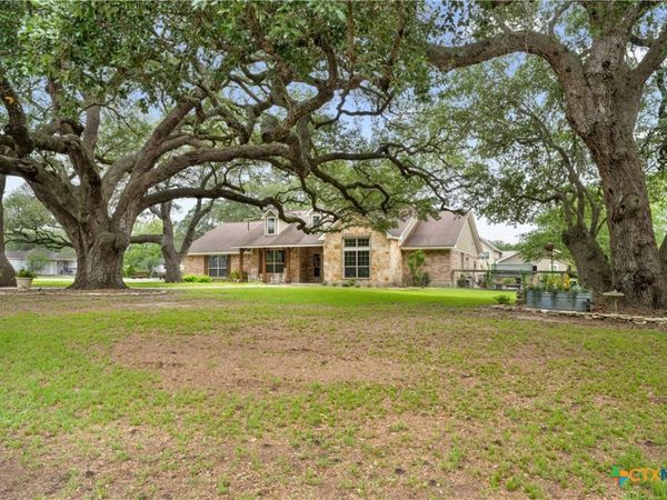 618 S Hudson Street , Flatonia, TX 78941