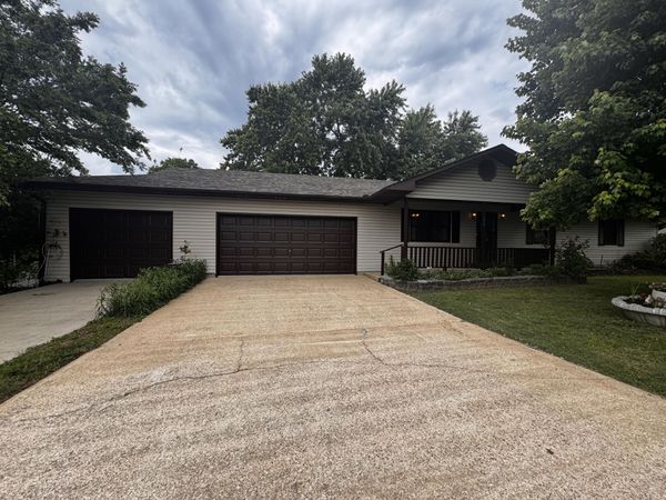1017 N Summit Avenue , Willow Springs, MO 65793