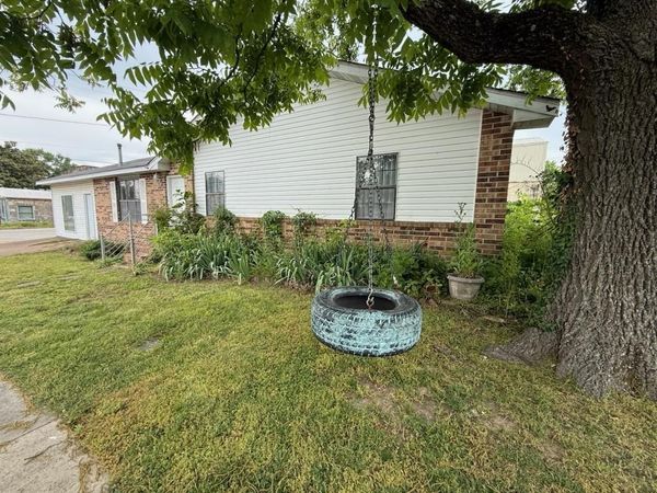 301 Luyster Street , Koshkonong, MO 65692