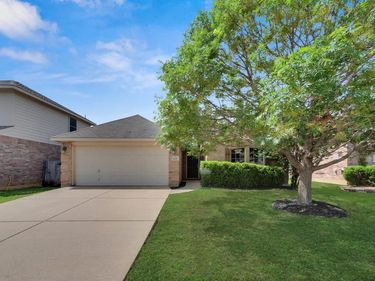 513 Crescent Creek Lane, Fort Worth, TX 76140