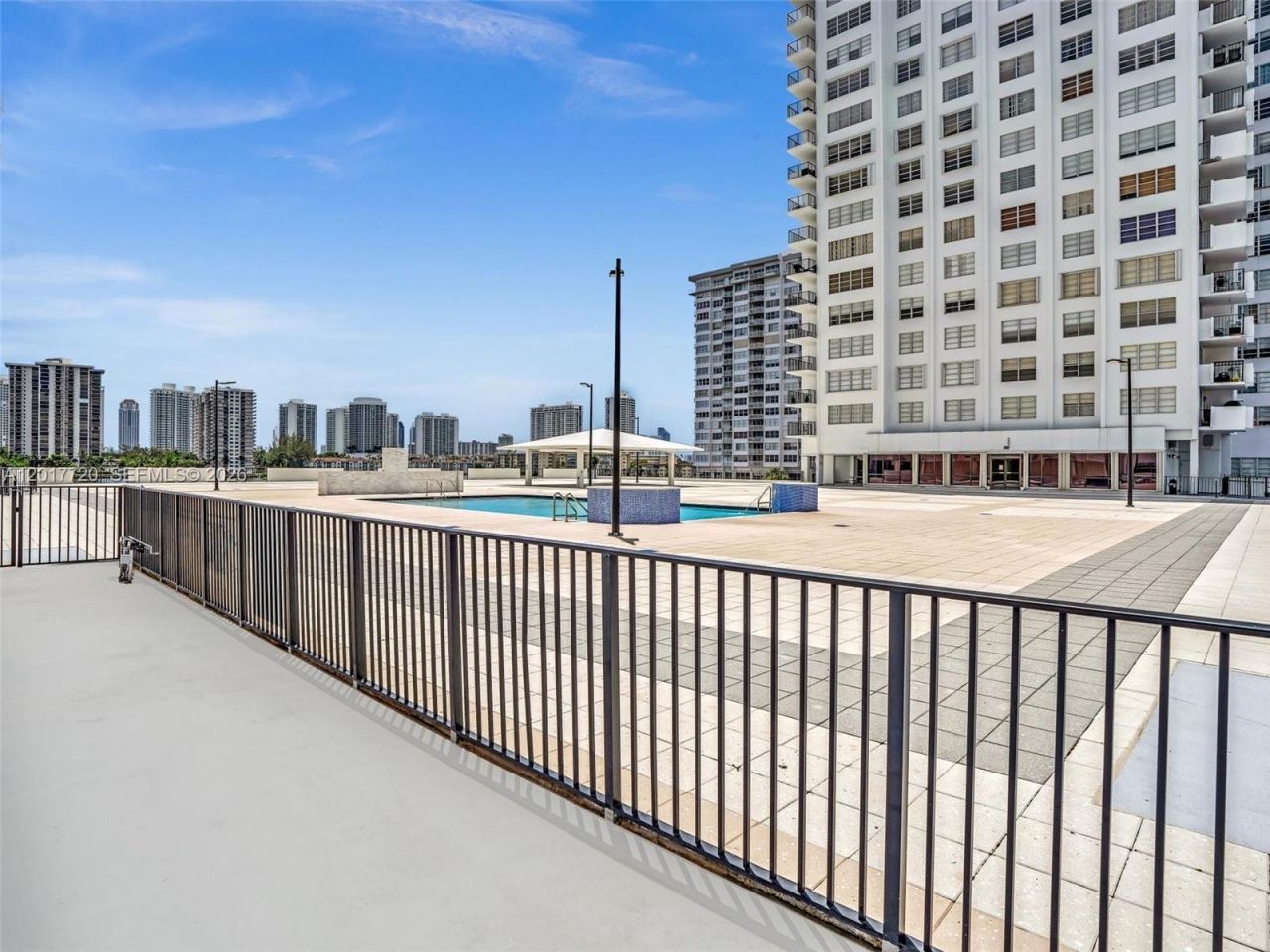 2780 NE 183rd St , Unit 302, Aventura, FL 33160 Photo