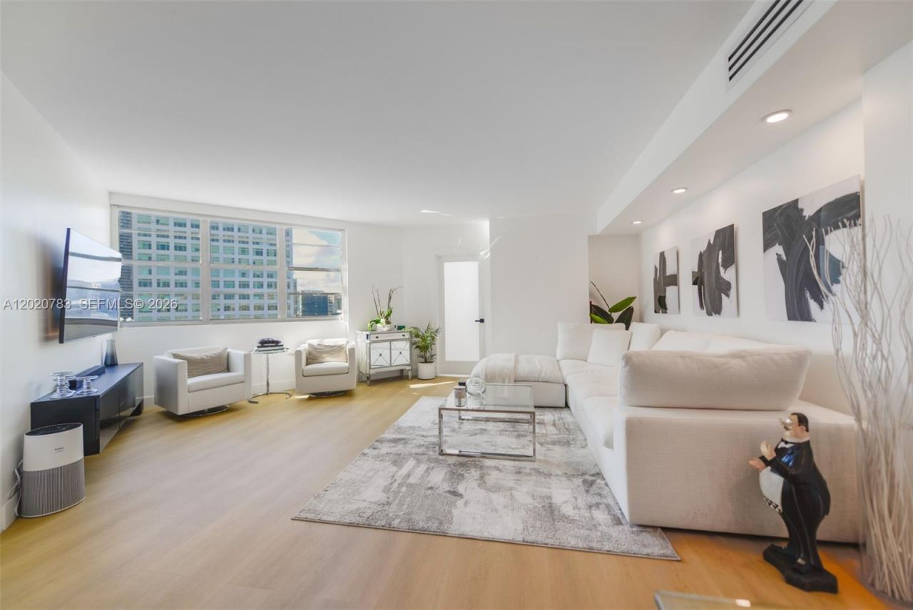 801 Brickell Bay Dr , Unit 1962, Miami, FL 33131 Photo