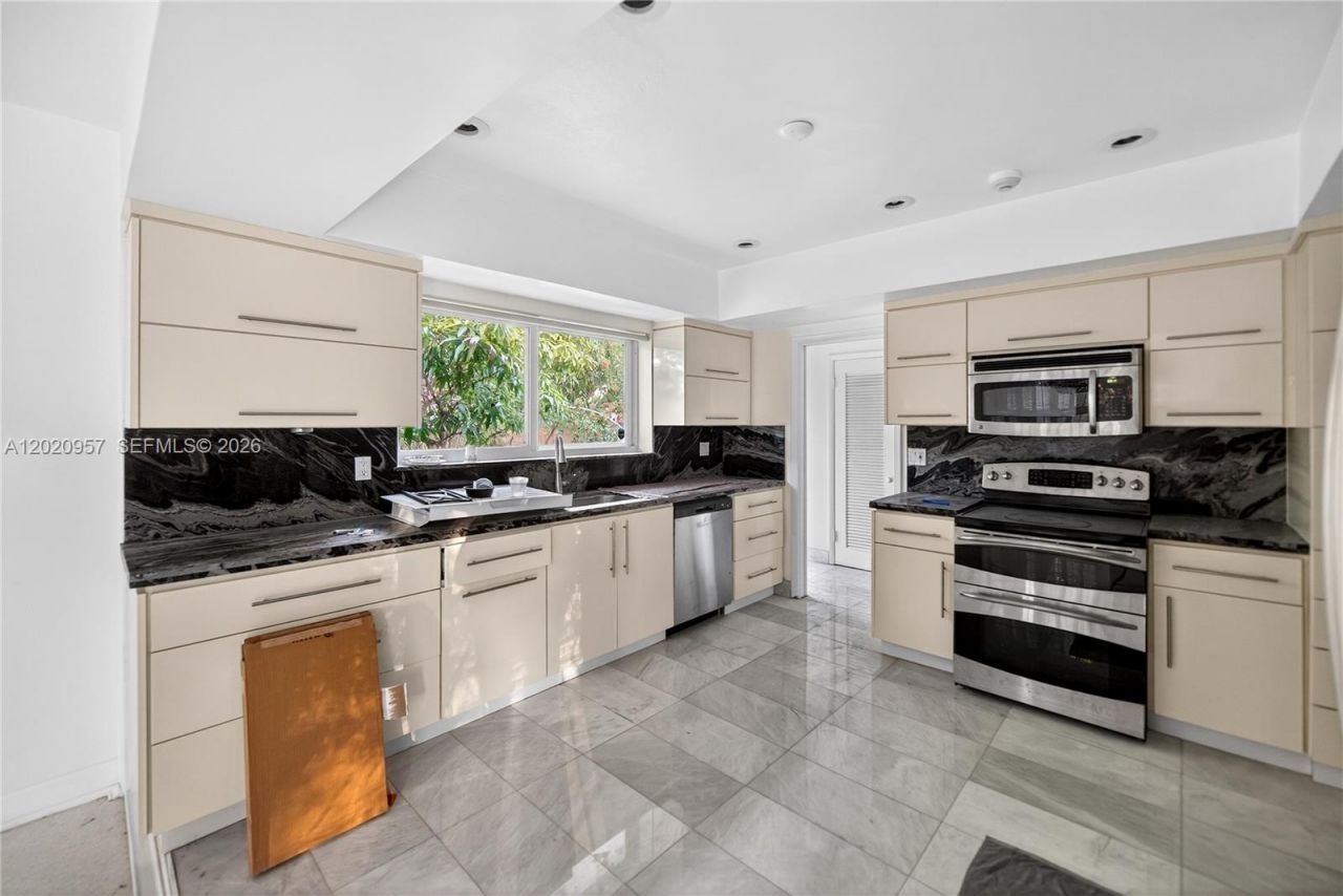 1100 N Shore Dr, Unit 1, Miami Beach, FL 33141 Photo