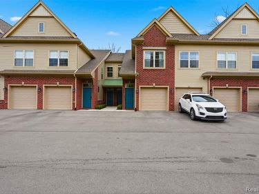 606 Pointe Drive, Walled Lake, MI 48390