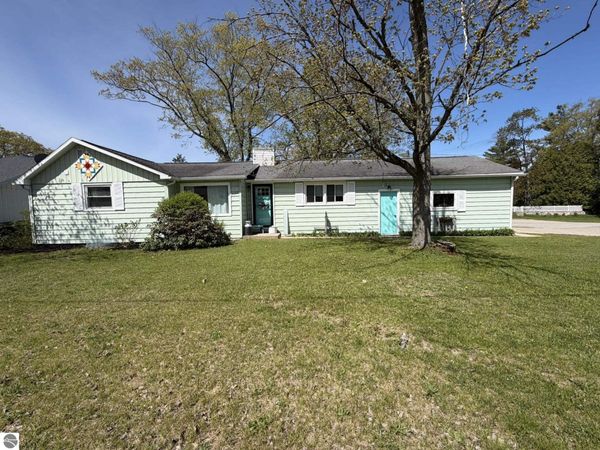 722 Lakeshore Drive S, Lake City, MI 49651