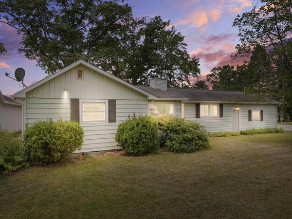 722 Lakeshore Drive S, Lake City, MI 49651