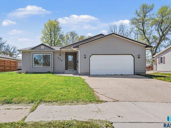809 NW 4th St, Madison, SD 57042