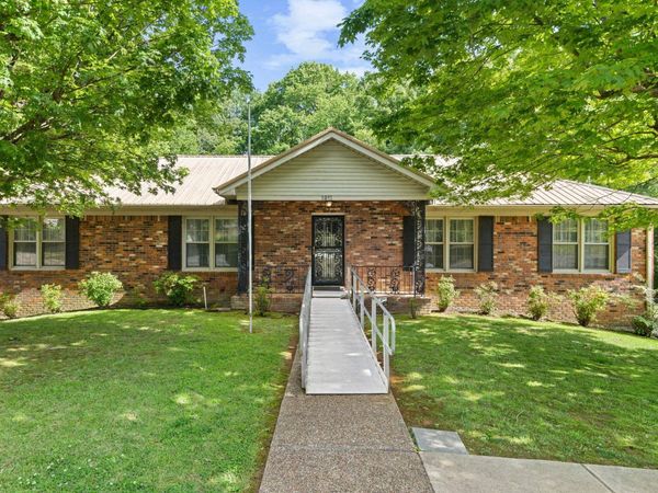 1911 Beechwood Dr, Florence, AL 35630