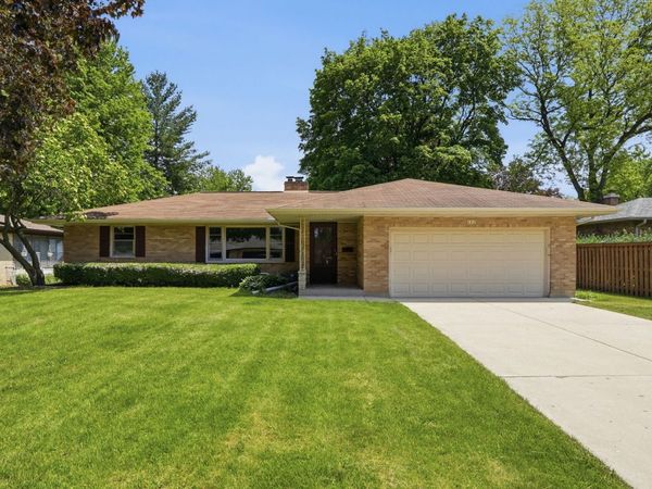 152 Crestwood Drive, East Dundee, IL 60118