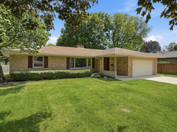 152 Crestwood Drive , East Dundee, IL 60118