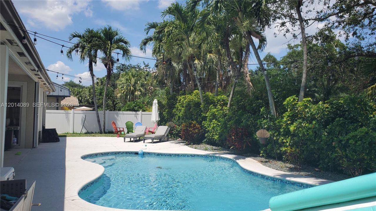 2051 NW 125th Ter, Pembroke Pines, FL 33028 Photo