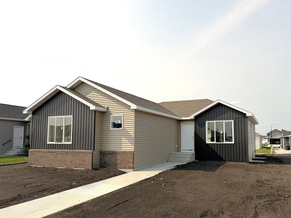 2575 Golden Lane S, Fargo, ND 58104