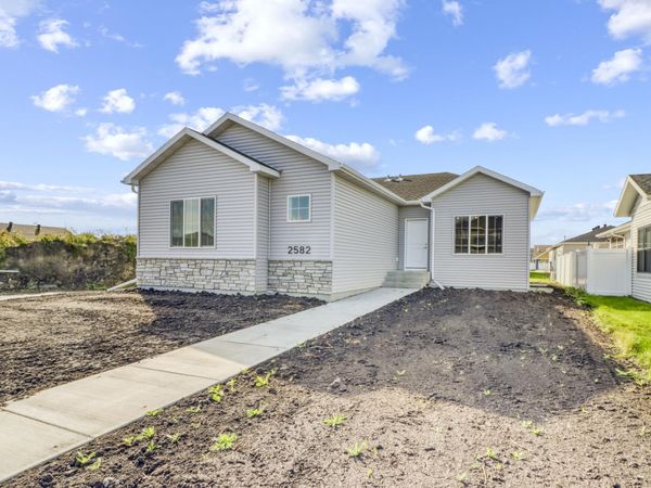 2575 Golden Lane S, Fargo, ND 58104