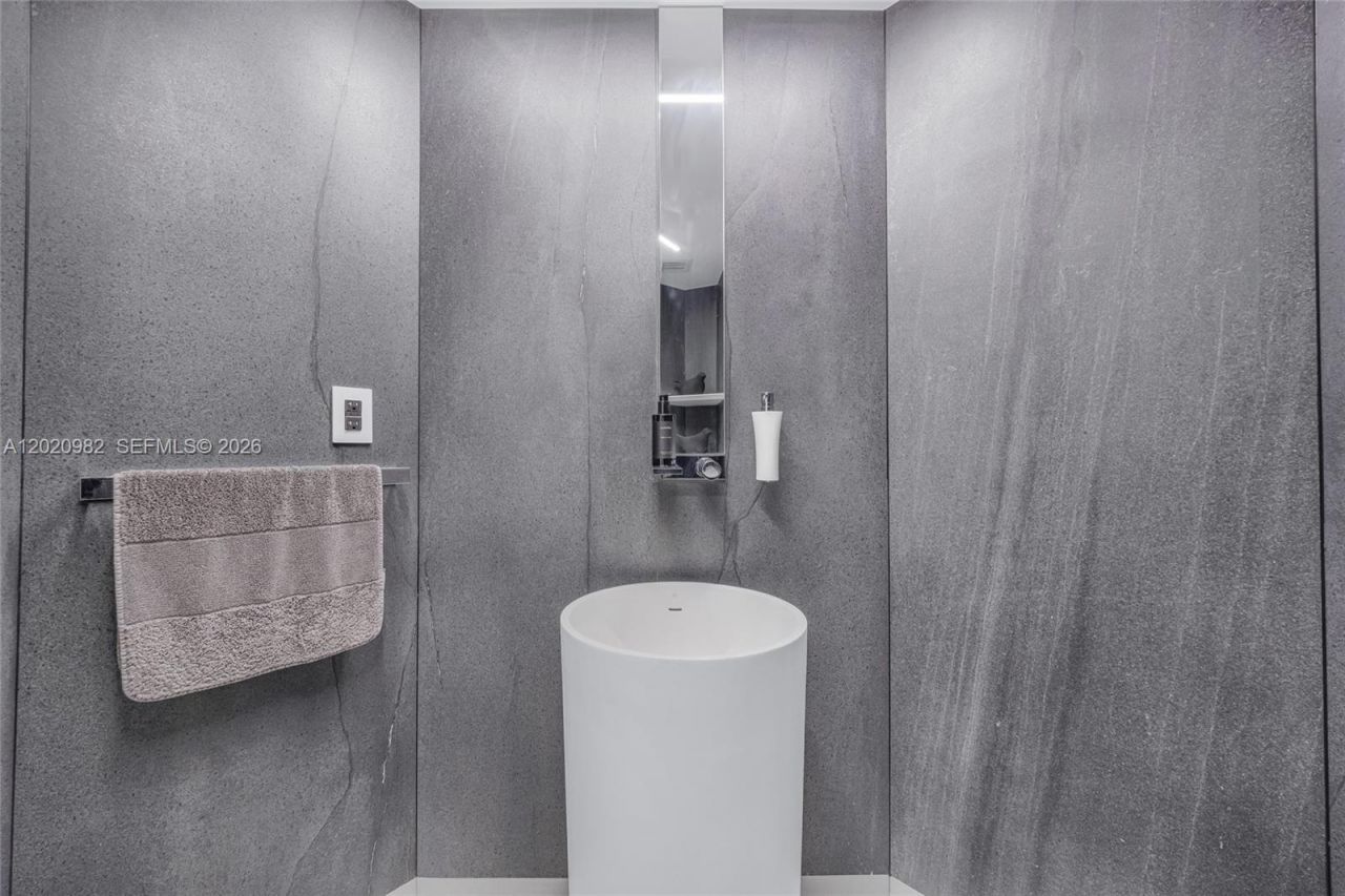 6365 Collins Ave , Unit 2301, Miami Beach, FL 33141 Photo