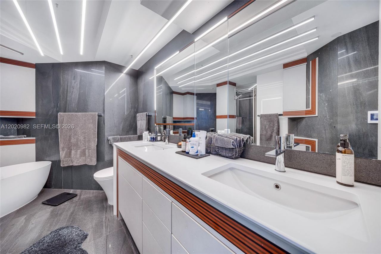 6365 Collins Ave , Unit 2301, Miami Beach, FL 33141 Photo