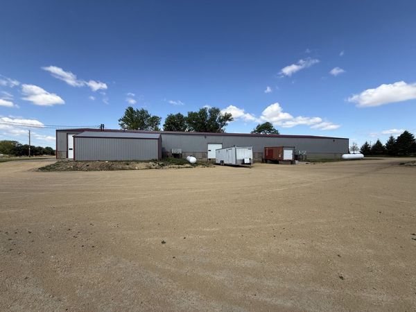 2417 260th Avenue , Dewitt, IA 52742