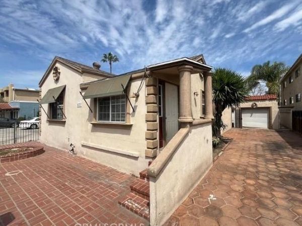 14717 Victory Boulevard, Van Nuys, CA 91411