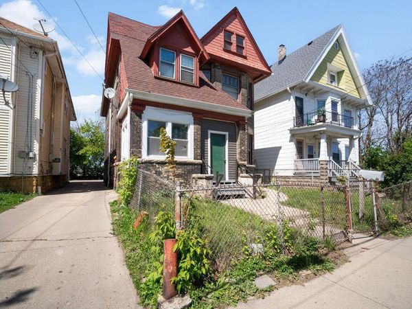 2000 Pierce STREET, Milwaukee, WI 53204