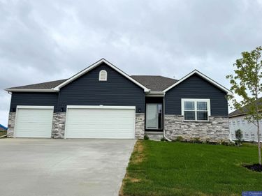 5106 Kestrel Parkway, Elkhorn, NE 68022