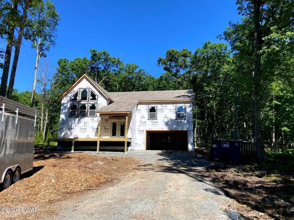 215 Cottonwood Drive, Hawley, PA 18428