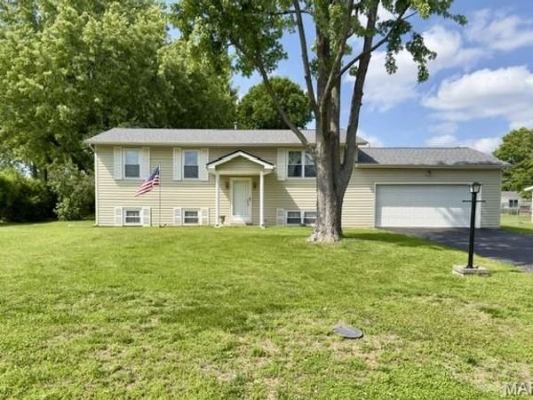 5 Milky Way Drive, St Charles, MO 63304
