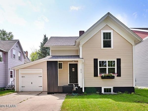 404 4TH Street S, Grand Forks, ND 58201