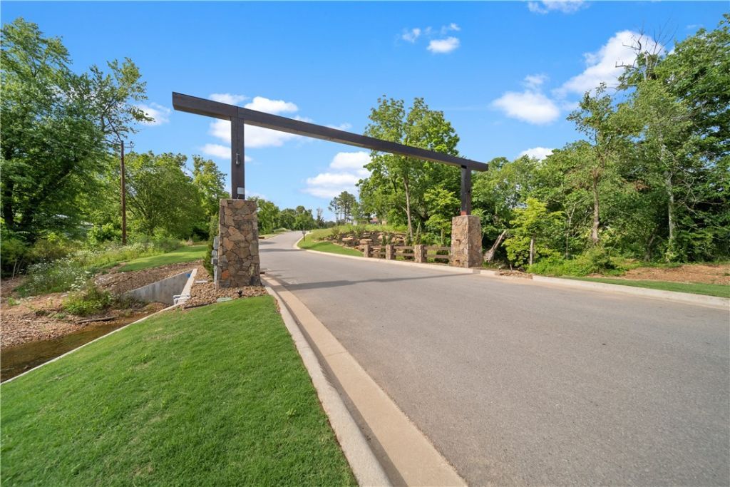 313 NE Meadowgreen, Bentonville, AR 72713 Main Photo