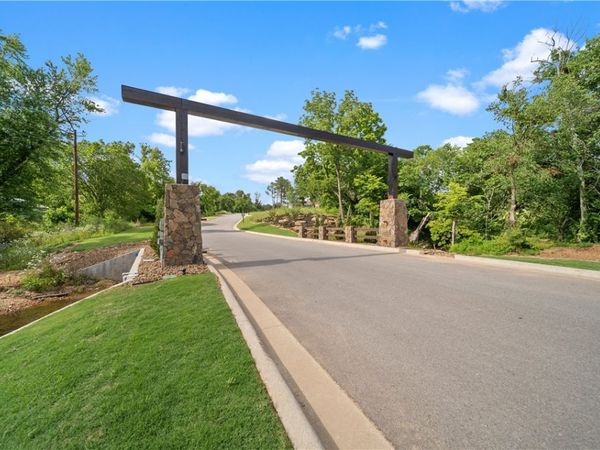 313 NE Meadowgreen, Bentonville, AR 72713