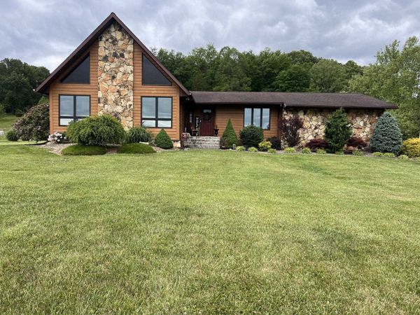 826 Yates Crossing, Milton, WV 25541